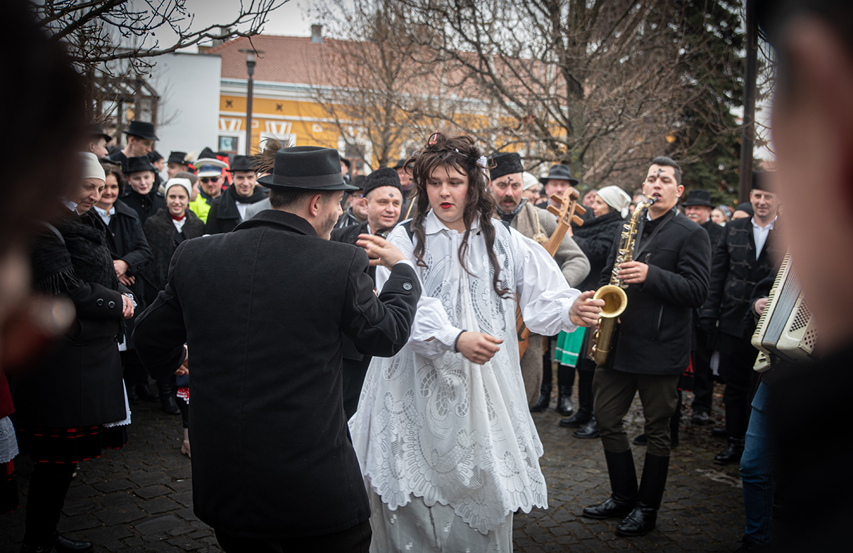 Jókedvvel, mulatással dugták el a Marost 